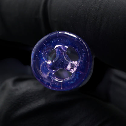 Nahaufnahme des 3-Loch-Systems mit abgerundeten Glasstegen im lavendelblauen Ende des Hefe Glass Lavender Mosaic Glastips