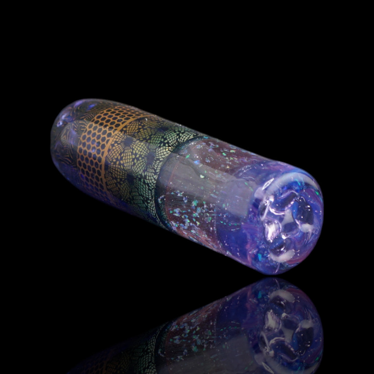 Seitenansicht des Lavender Mosaic Glastips mit goldfarbenen Ornamenten und mehrfarbig schimmernden Partikeln im transparenten Glas
