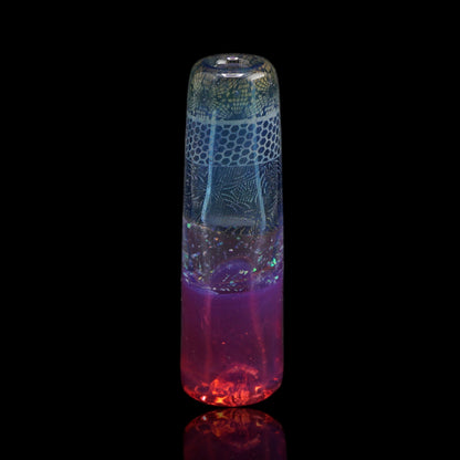 Hefe Glass Magenta Prism Glastip mit filigranen Mustern auf blauem Grund, funkelndem Band und pink-violettem Ende