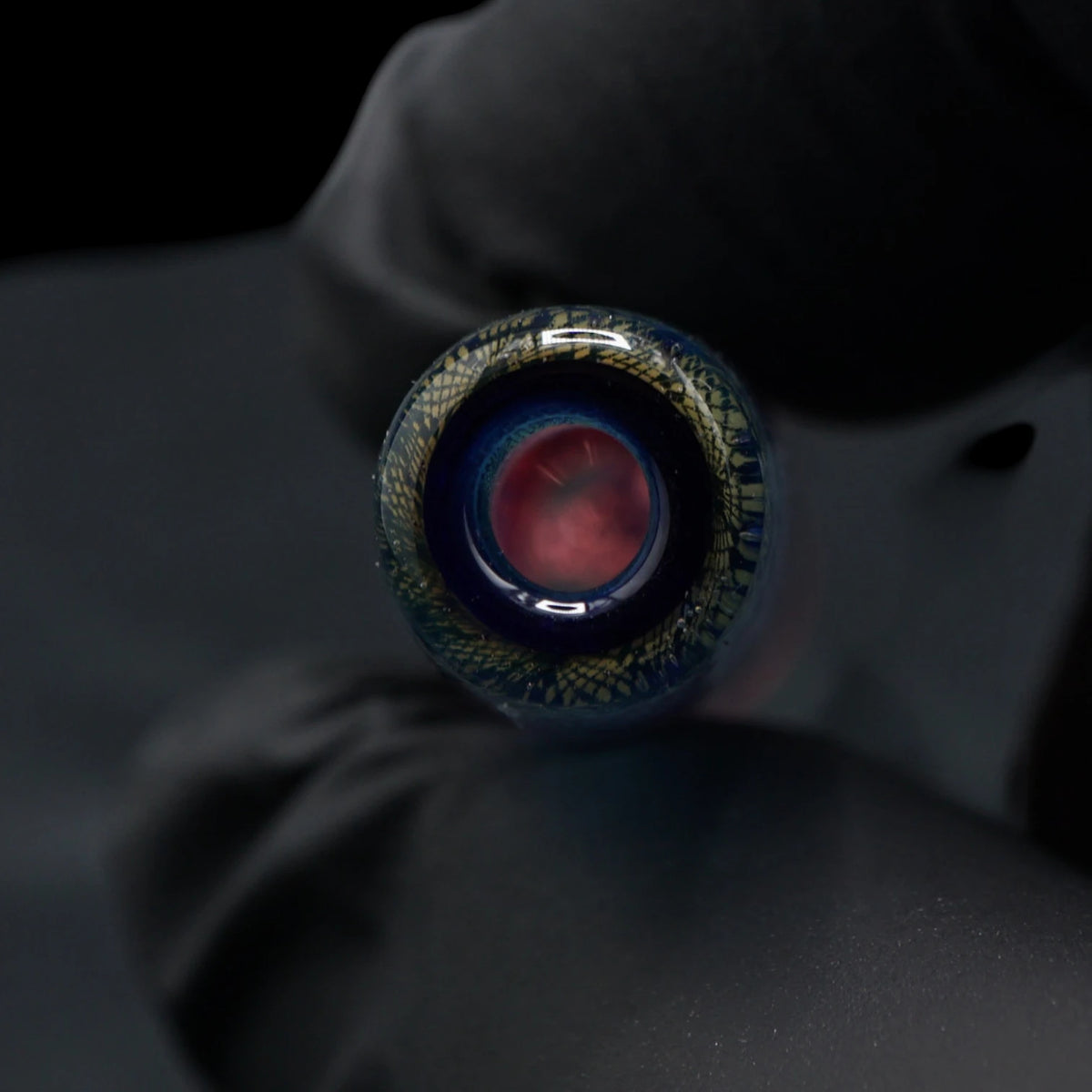 Nahaufnahme des offenen Endes am Magenta Prism Glastip mit dunkelblauem Glasrand und goldfarbenen Musterdetails