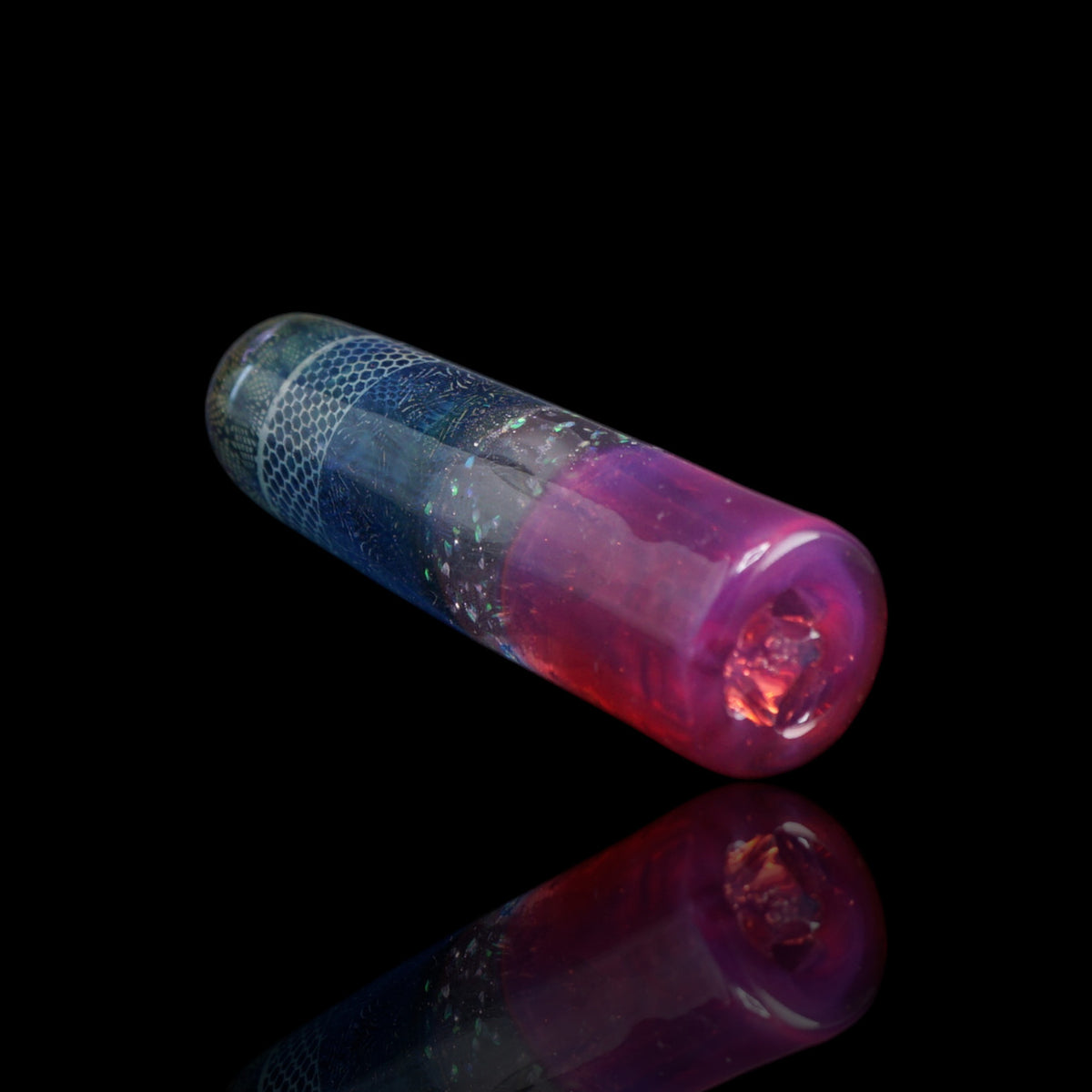 Magenta Prism Collector Glastip in Seitenansicht mit hellem Wabenband und mehrfarbig reflektierenden Partikeln