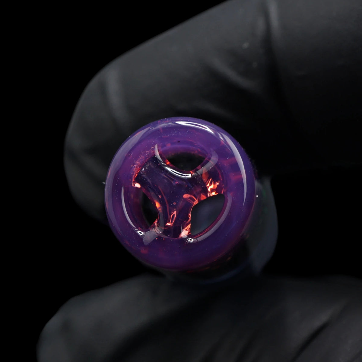 Nahaufnahme der drei Zugöffnungen am violett-rosafarbenen Ende des Hefe Glass Midnight Mosaic Glastips