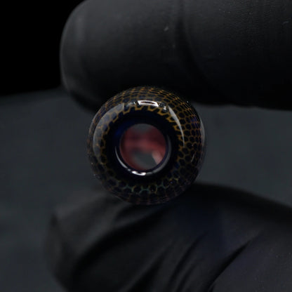 Offenes Ende des Midnight Mosaic Glastips mit goldfarbenem Wabenmuster und dunkelblauem Glasrand