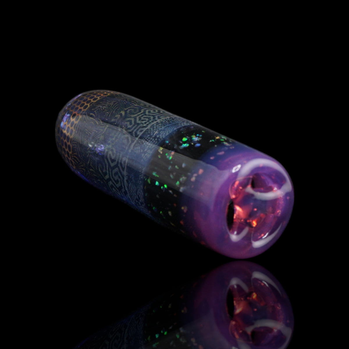 Midnight Mosaic Collector Glastip in Seitenansicht mit goldfarbenen Ornamenten und bunten Reflexen im schwarzen Band