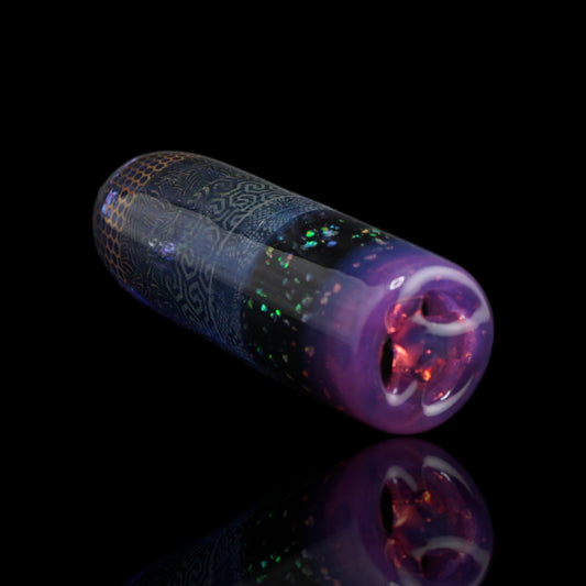 Midnight Mosaic Collector Glastip in Seitenansicht mit goldfarbenen Ornamenten und bunten Reflexen im schwarzen Band