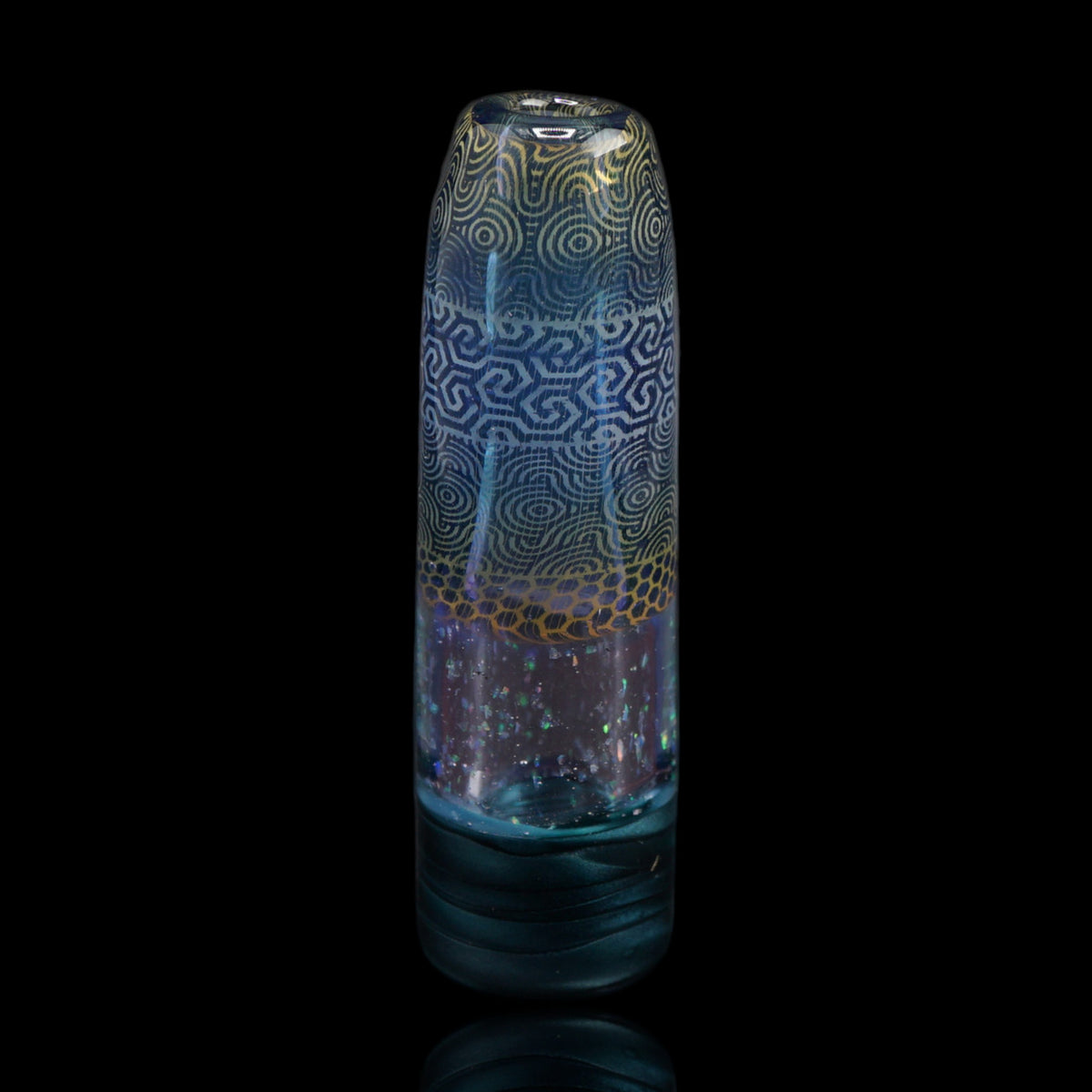 Hefe Glass Ocean Atlas Glastip mit hellen Ornamenten auf blauem Grund, funkelndem Band und petrolfarbenem Ende