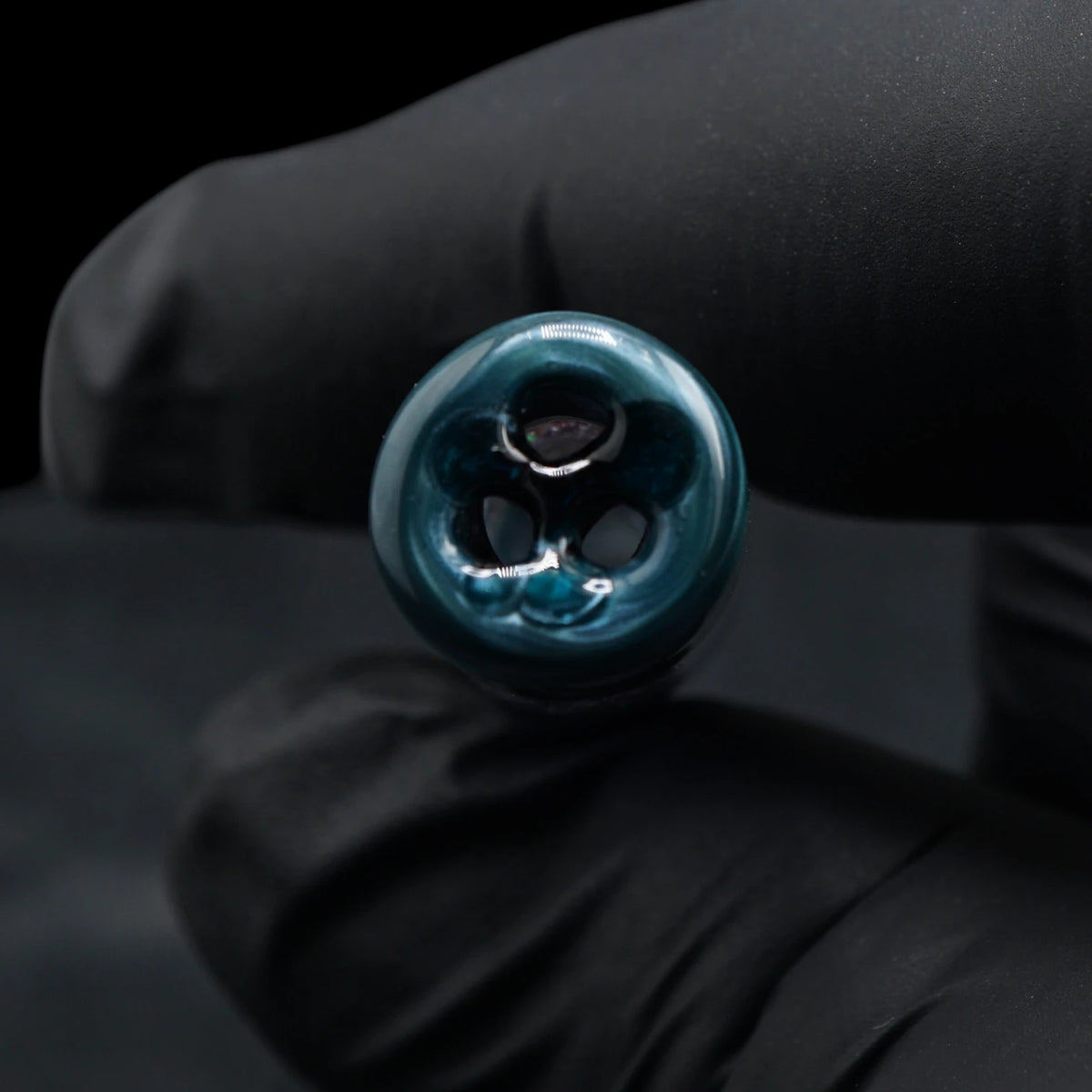 Nahaufnahme der drei Zugöffnungen am petrolfarbenen Ende des Hefe Glass Ocean Atlas Glastips
