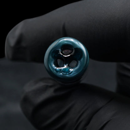 Nahaufnahme der drei Zugöffnungen am petrolfarbenen Ende des Hefe Glass Ocean Atlas Glastips