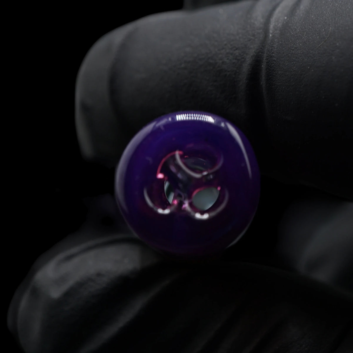 Nahaufnahme des integrierten 3-Loch-Systems im violetten Ende des Hefe Glass Purple Hive Glastips