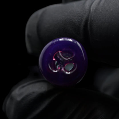 Nahaufnahme des integrierten 3-Loch-Systems im violetten Ende des Hefe Glass Purple Hive Glastips