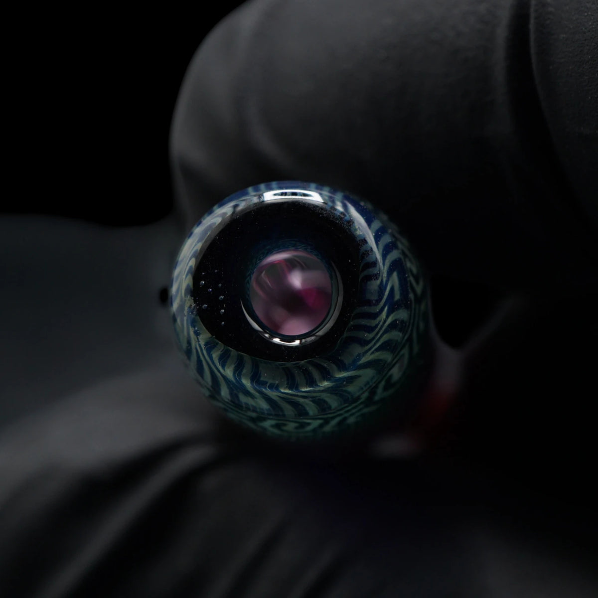 Offene Seite des Hefe Glass Purple Hive Glastips mit dunkelblauem Rand und hellen geschwungenen Linien