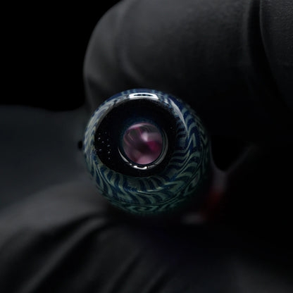 Offene Seite des Hefe Glass Purple Hive Glastips mit dunkelblauem Rand und hellen geschwungenen Linien