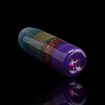 Seitenansicht des Purple Hive Glastips mit goldfarbenen Waben, geometrischen Mustern und mehrfarbig reflektierenden Partikeln