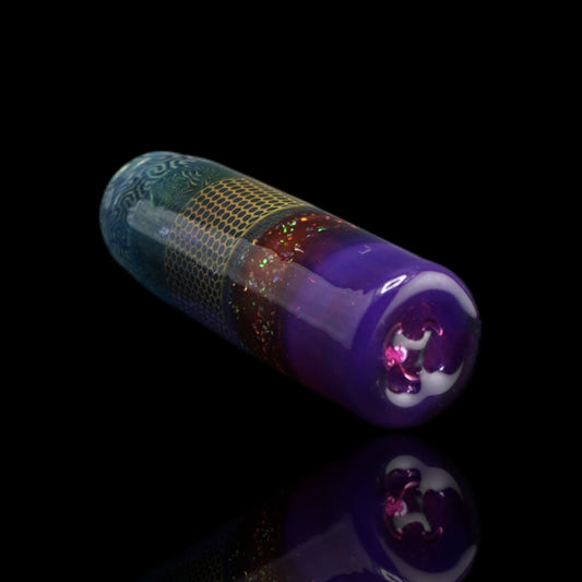 Seitenansicht des Purple Hive Glastips mit goldfarbenen Waben, geometrischen Mustern und mehrfarbig reflektierenden Partikeln