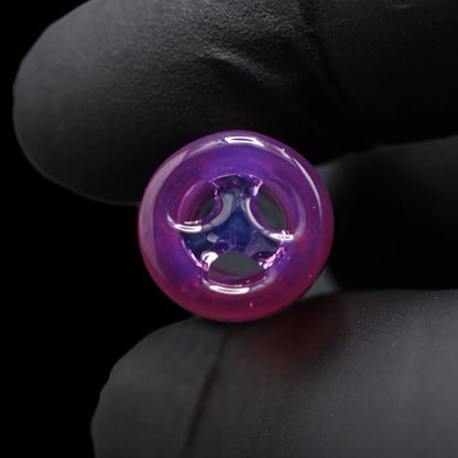 Nahaufnahme des 3-Loch-Systems mit blau-violettem Glaseinsatz am pinkfarbenen Ende des Rose Oracle Glastips