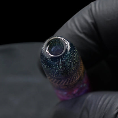 Nahaufnahme des leicht verjüngten offenen Endes am Rose Oracle Glastip mit feinen hellen Linien auf blauem Grund