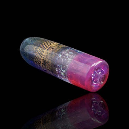 Rose Oracle Collector Glastip in Seitenansicht mit goldfarbenem Wabenband, filigranen Rosetten und rosafarbenem Ende