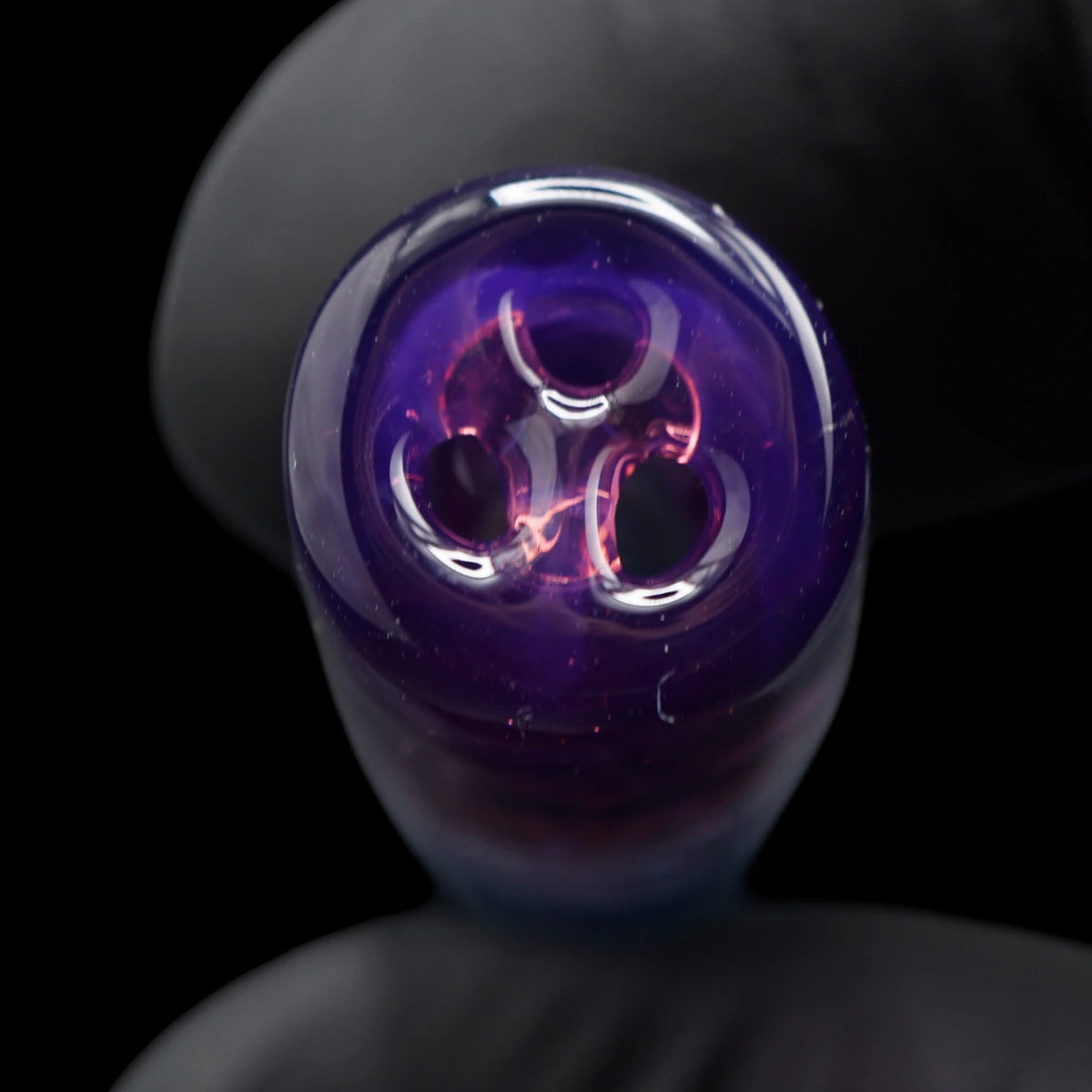 Nahaufnahme der drei Zugöffnungen am violetten Ende des Hefe Glass Violet Cipher Glastips
