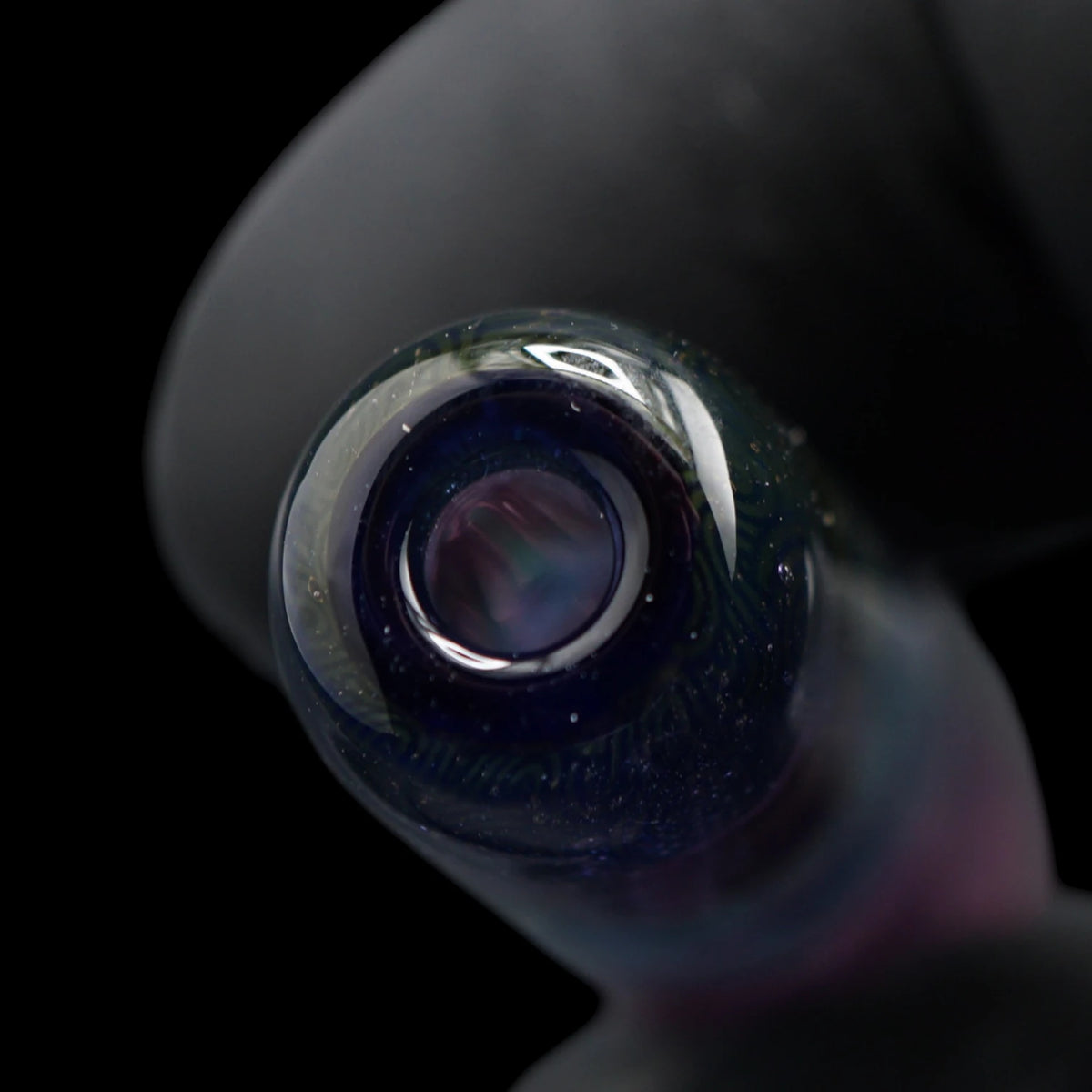 Nahaufnahme des offenen Endes am Hefe Glass Violet Cipher Glastip mit dunkelblauem Glasrand