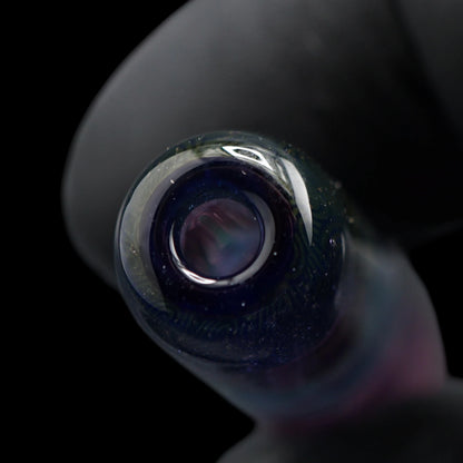 Nahaufnahme des offenen Endes am Hefe Glass Violet Cipher Glastip mit dunkelblauem Glasrand