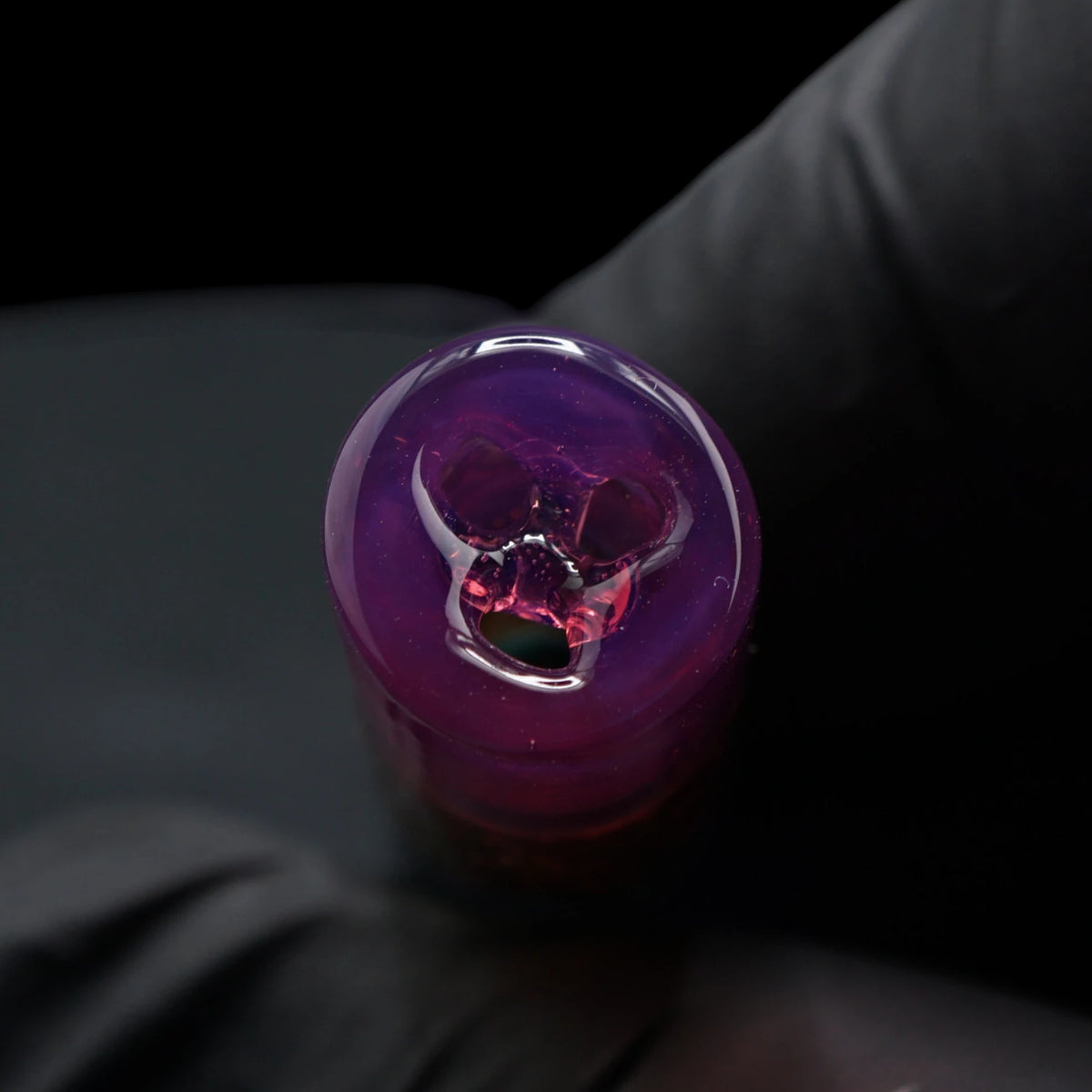 Nahaufnahme des integrierten 3-Loch-Systems im pink-violetten Ende des Hefe Glass Violet Ember Glastips