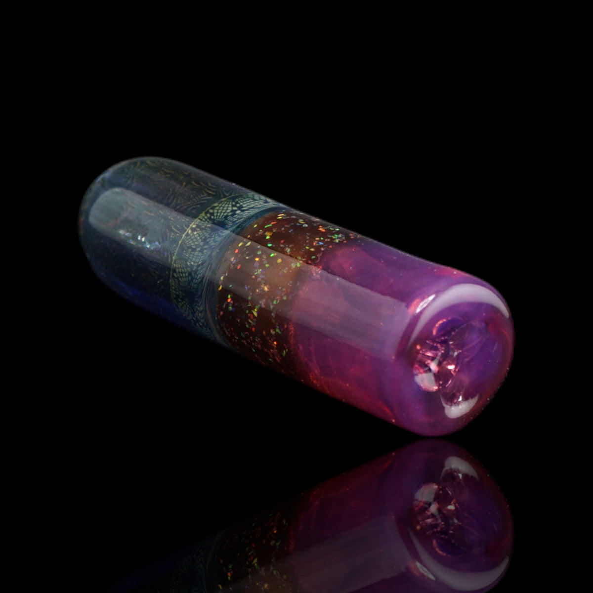 Seitenansicht des Violet Ember Glastips mit dunklem Musterbereich, mehrfarbigen Glitzerpartikeln und transparentem violetten Ende