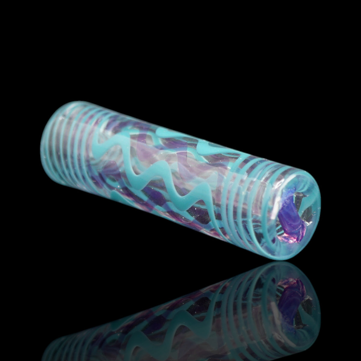 Aqua Mirage Collector Glastip in Seitenansicht mit türkisfarbenen Linien und violett-transparentem Glassteg