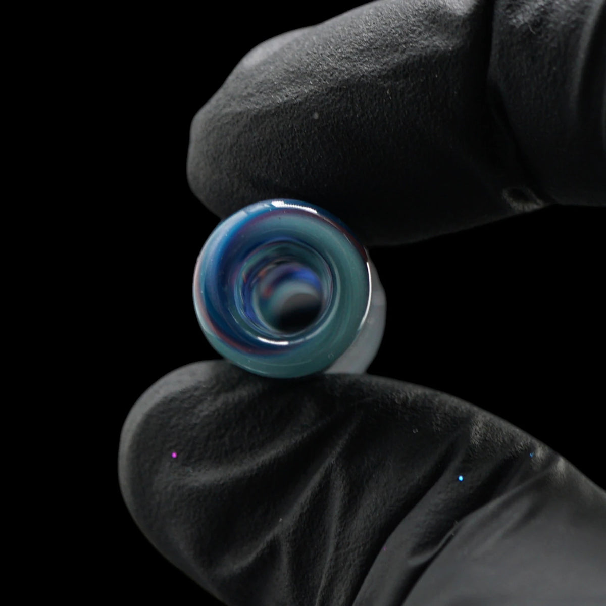 Nahaufnahme der runden Öffnung eines Arctic Ember Glastips mit türkis-blauem Glasrand