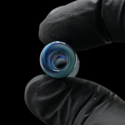 Nahaufnahme der runden Öffnung eines Arctic Ember Glastips mit türkis-blauem Glasrand
