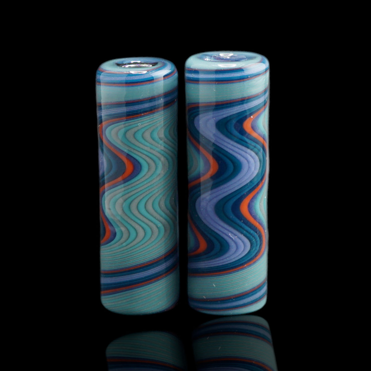 Zwei Jcreature Glass Arctic Ember Glastips mit blau-türkisem Wellenmuster und orangefarbenen Linien
