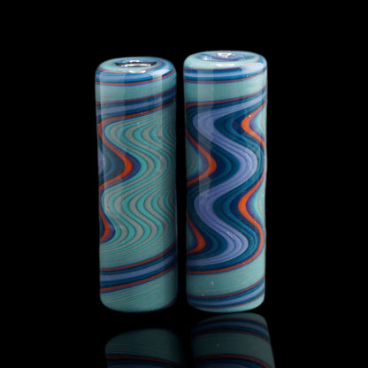 Zwei Jcreature Glass Arctic Ember Glastips mit blau-türkisem Wellenmuster und orangefarbenen Linien