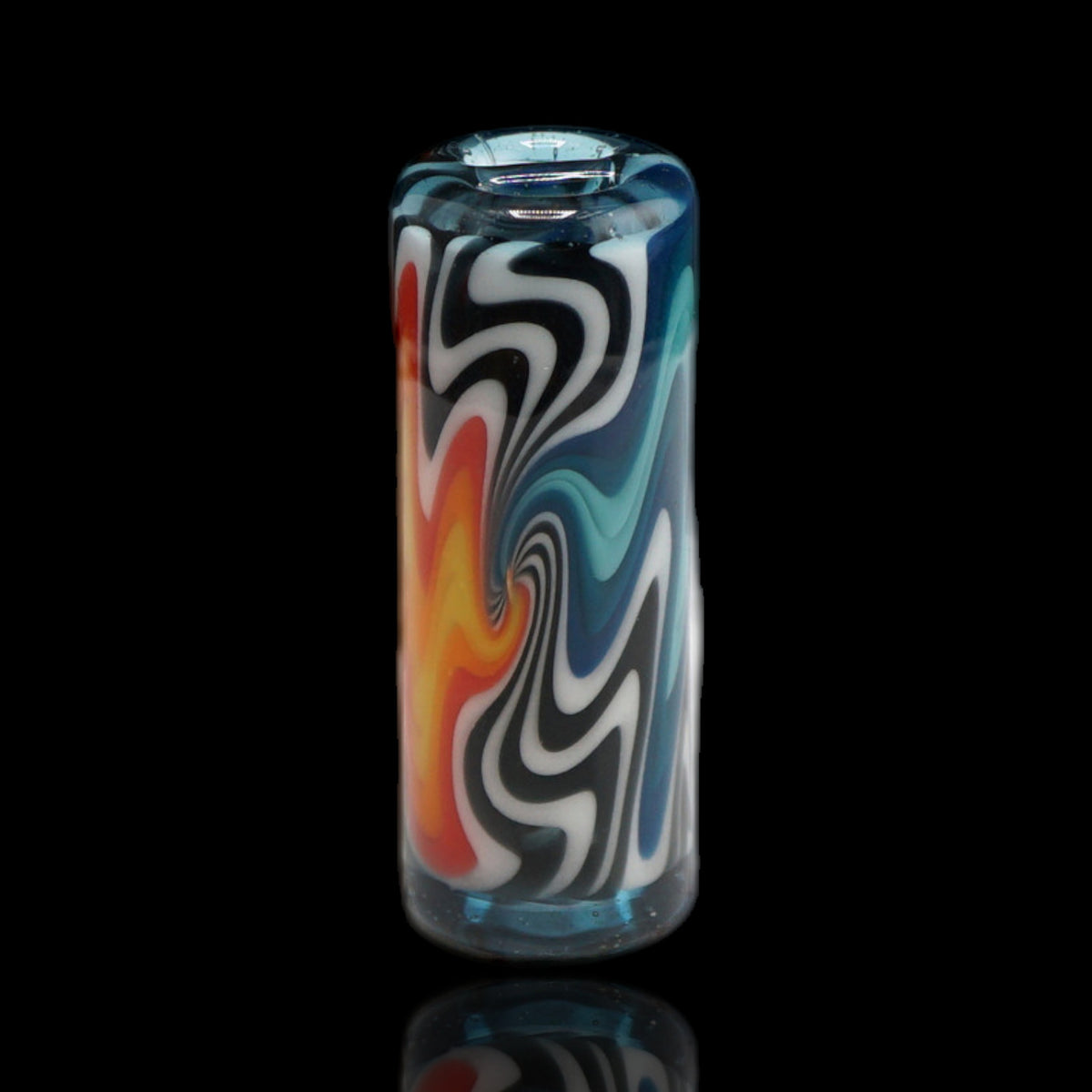 Jcreature Glass Fire & Ice Collector Glastip mit orangegelben, blauen und schwarz-weißen Wirbelmustern, aufrecht stehend