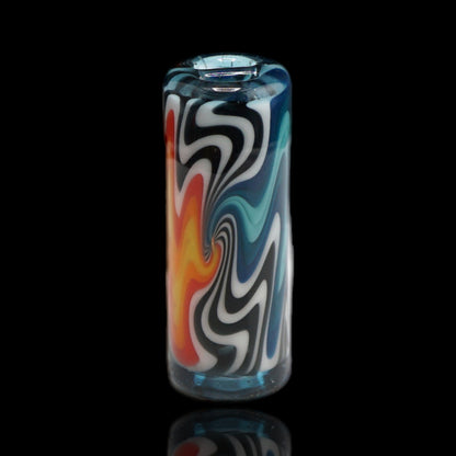 Jcreature Glass Fire & Ice Collector Glastip mit orangegelben, blauen und schwarz-weißen Wirbelmustern, aufrecht stehend