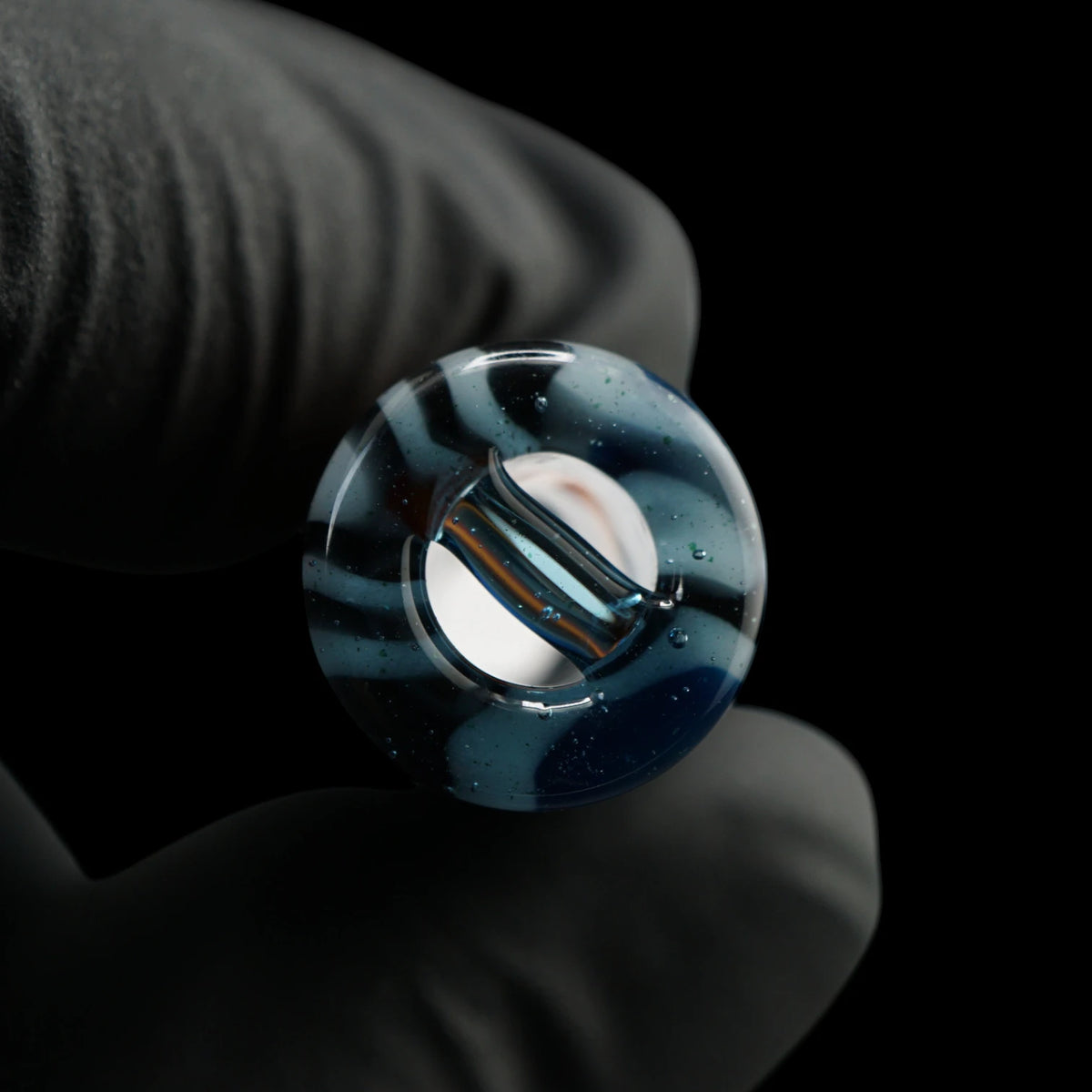 Blick auf die runde Öffnung des Fire & Ice Collector Glastips von Jcreature Glass mit blauem und orangefarbenem Glasmuster