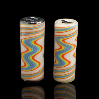 Zwei Jcreature Glass Ivory Spectrum Glastips mit bunten Wellen auf cremeweißem Grund und unterschiedlichen Enden