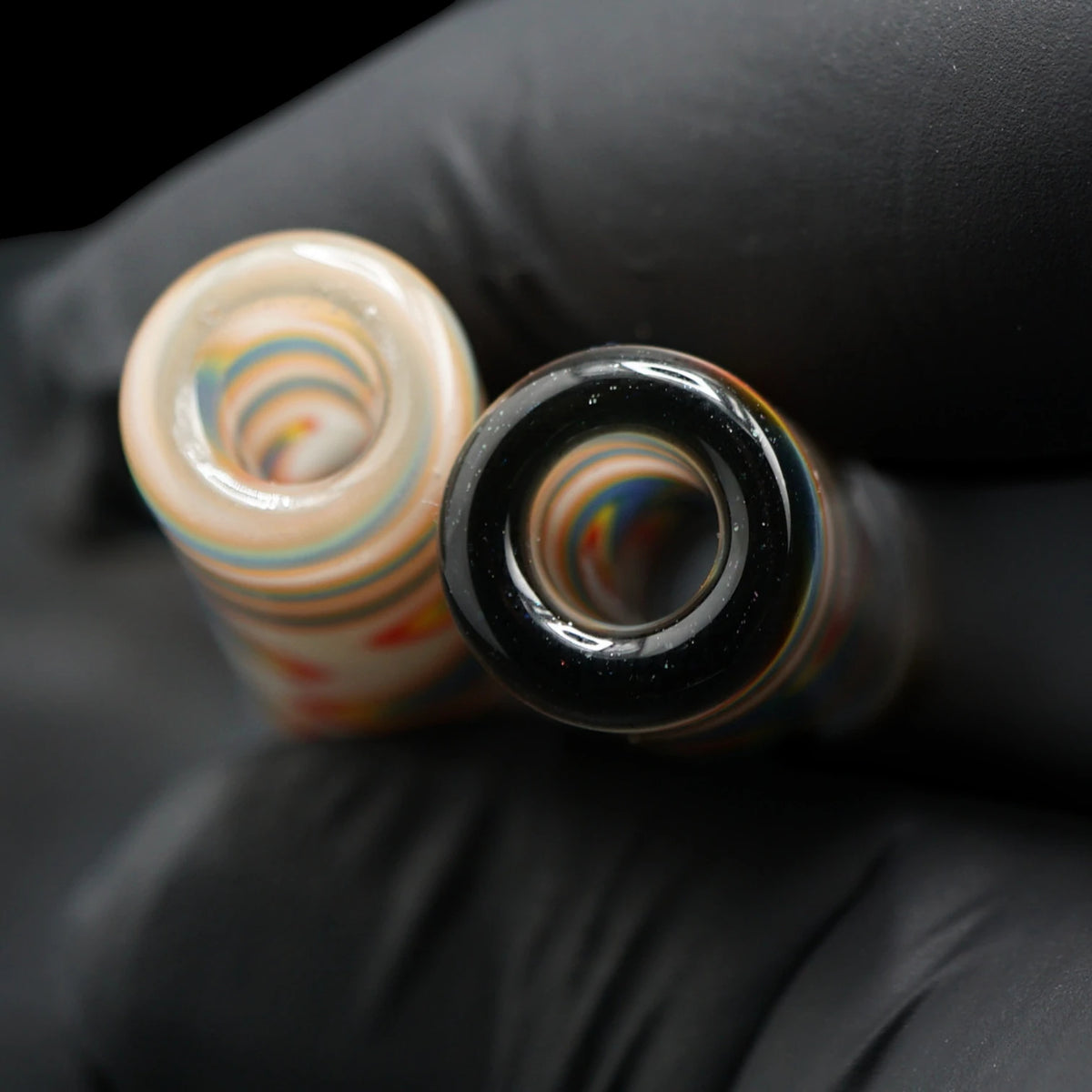 Offene Enden der Ivory Spectrum Glastips mit schwarzem beziehungsweise cremeweiß und farbig gestreiftem Glasrand