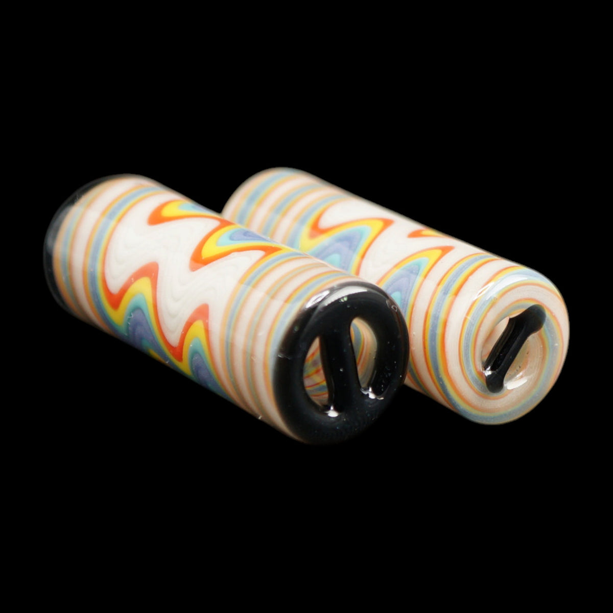 Ivory Spectrum Glastips in Seitenansicht, links mit schwarzen Enden und rechts mit farbig gemusterten Enden