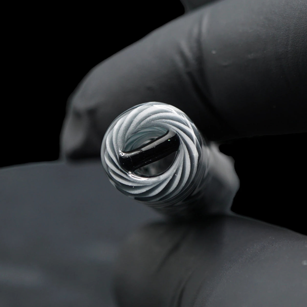 Nahaufnahme des 2-Loch-Systems mit schwarzem Glassteg am Monochrome Pulse Glastip