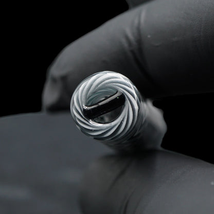 Nahaufnahme des 2-Loch-Systems mit schwarzem Glassteg am Monochrome Pulse Glastip