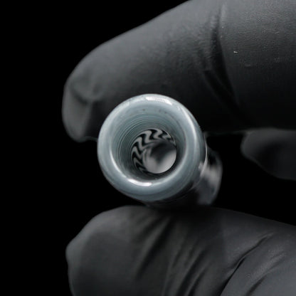 Blick in das offene Ende des Monochrome Pulse Glastips mit feinen schwarz-weißen Linien