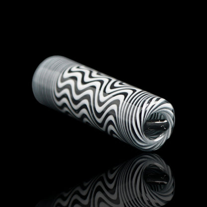 Monochrome Pulse Collector Glastip in Seitenansicht mit weißen Wellenlinien auf schwarzem Grund