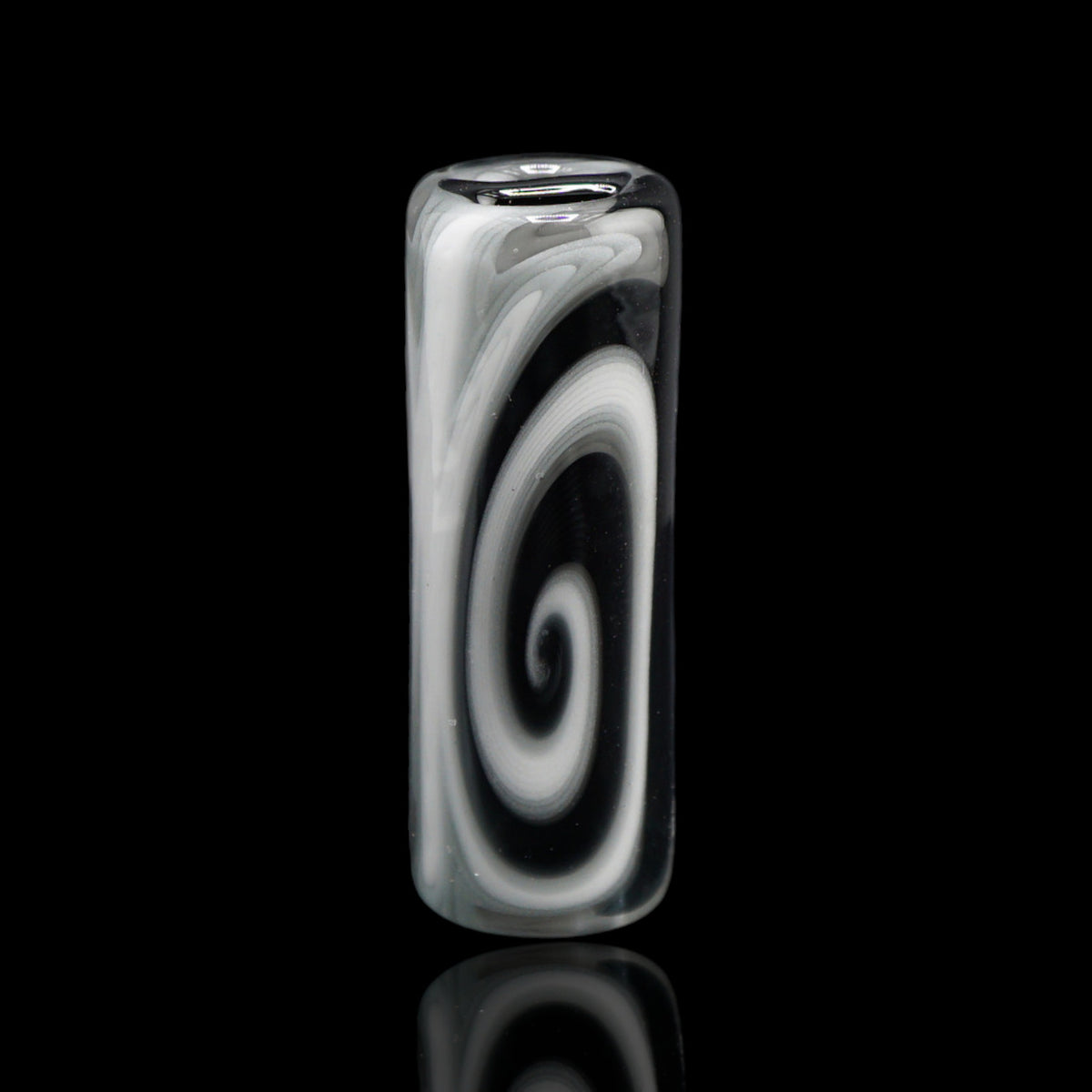 Aufrecht stehender Jcreature Glass Monochrome Vortex Glastip mit weiß-grauer Spirale auf schwarzem Hintergrund
