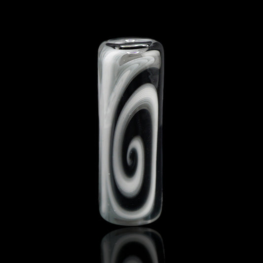 Aufrecht stehender Jcreature Glass Monochrome Vortex Glastip mit weiß-grauer Spirale auf schwarzem Hintergrund