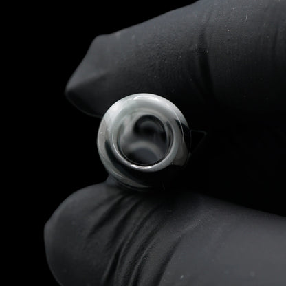 Blick auf die runde Öffnung des Jcreature Glass Monochrome Vortex Glastips mit weißen, grauen und schwarzen Farbbereichen am Rand