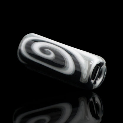 Liegender Monochrome Vortex Collector Glastip von Jcreature Glass mit schwarz-weißem Spiralmuster und schwarzem Glassteg