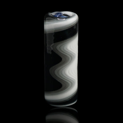 Aufrecht stehender Jcreature Glass Monochrome Wave Glastip mit weißen und grauen Wellen auf schwarzem Hintergrund