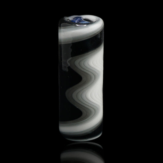 Aufrecht stehender Jcreature Glass Monochrome Wave Glastip mit weißen und grauen Wellen auf schwarzem Hintergrund