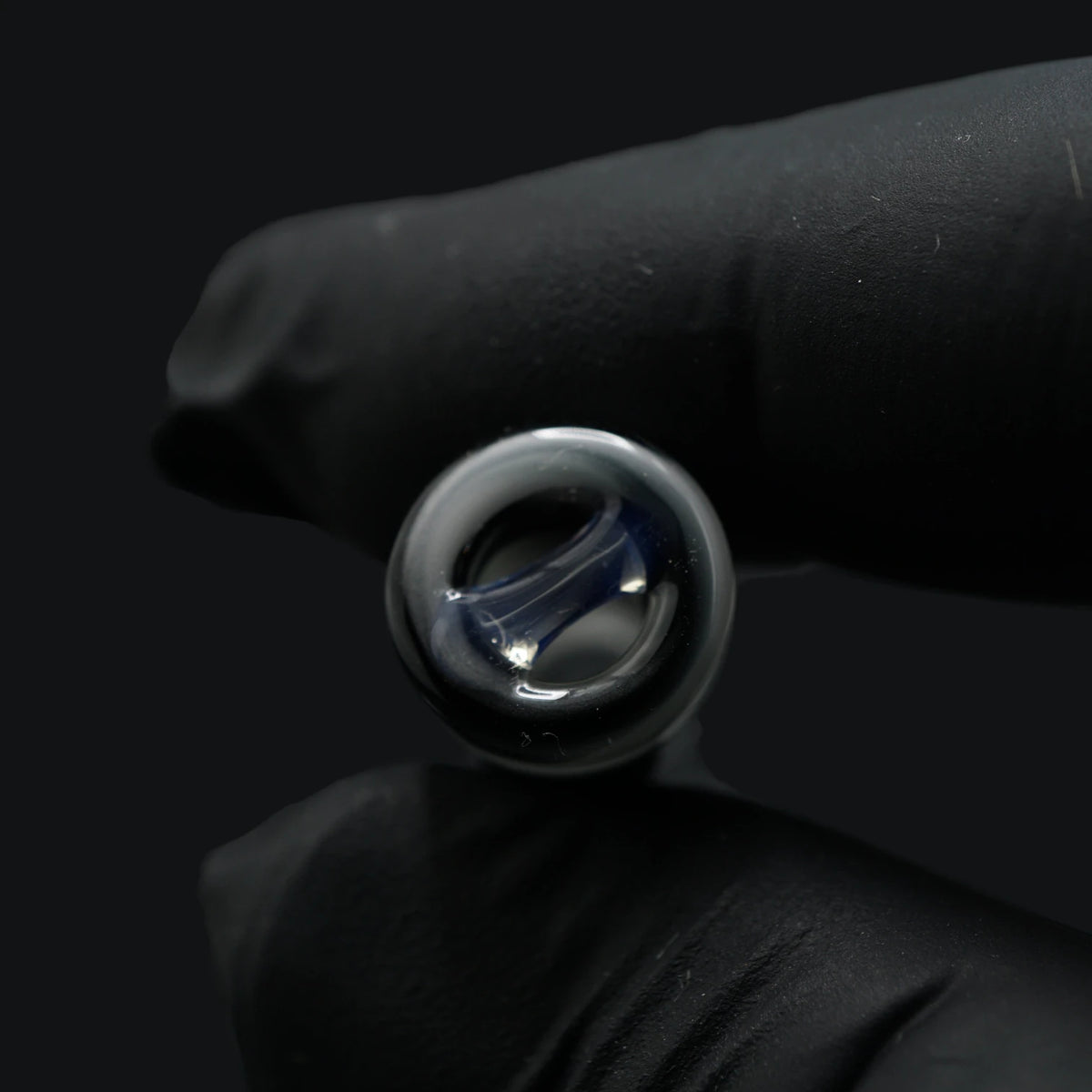 Nahaufnahme des 2-Loch-Systems am Monochrome Wave Glastip mit bläulich transparentem Glassteg und schwarz-weißem Rand