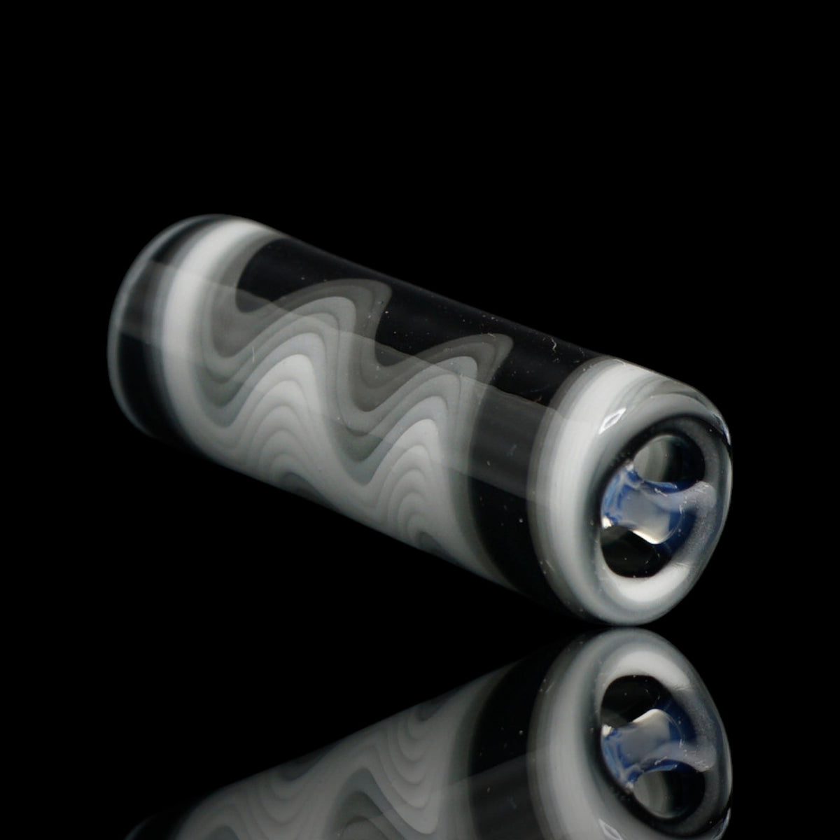 Liegender Monochrome Wave Collector Glastip von Jcreature Glass mit schwarz-weißem Wellenmuster und bläulichem Glassteg