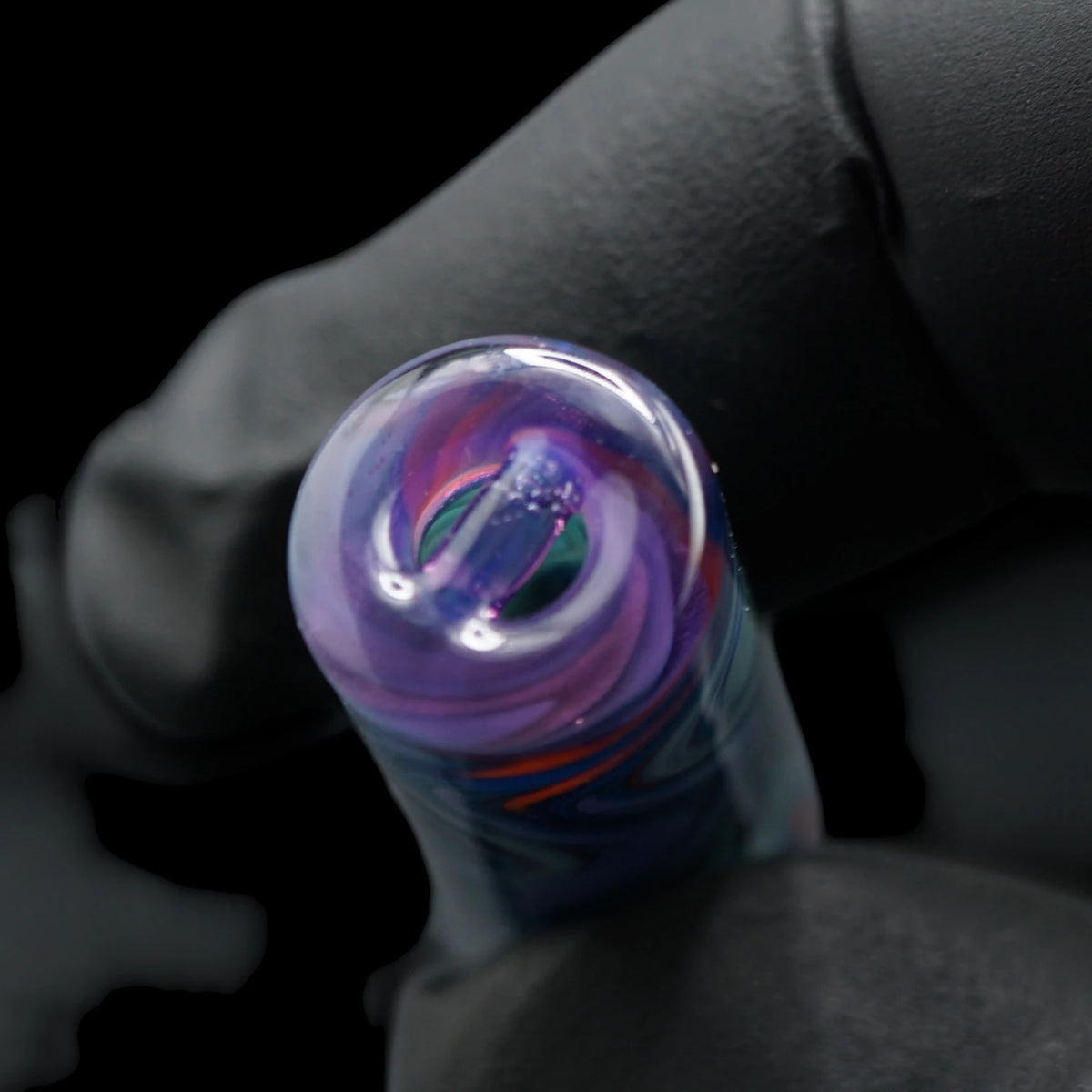 Nahaufnahme des 2-Loch-Systems mit violett-transparentem Glassteg am Mystic Flow Glastip